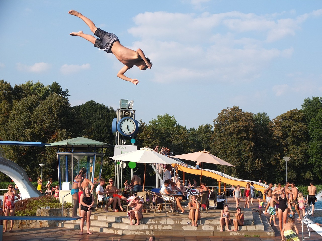 outdoor-pool-1688330_1280